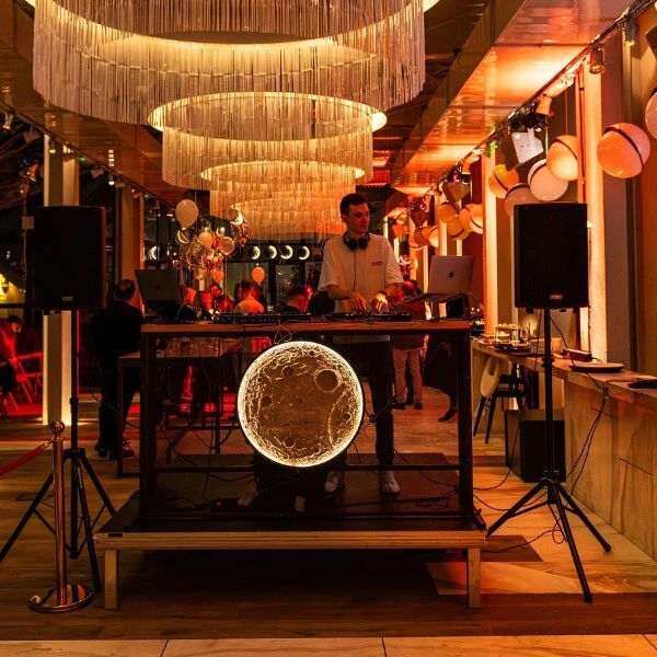 Ресторан “Linea / Closer To The Moon”